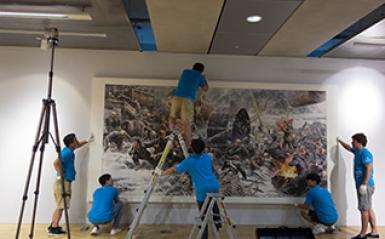 ‘북한미술: 사회주의 사실주의의 패러독스’ 설치 진행 중  관련 이미지