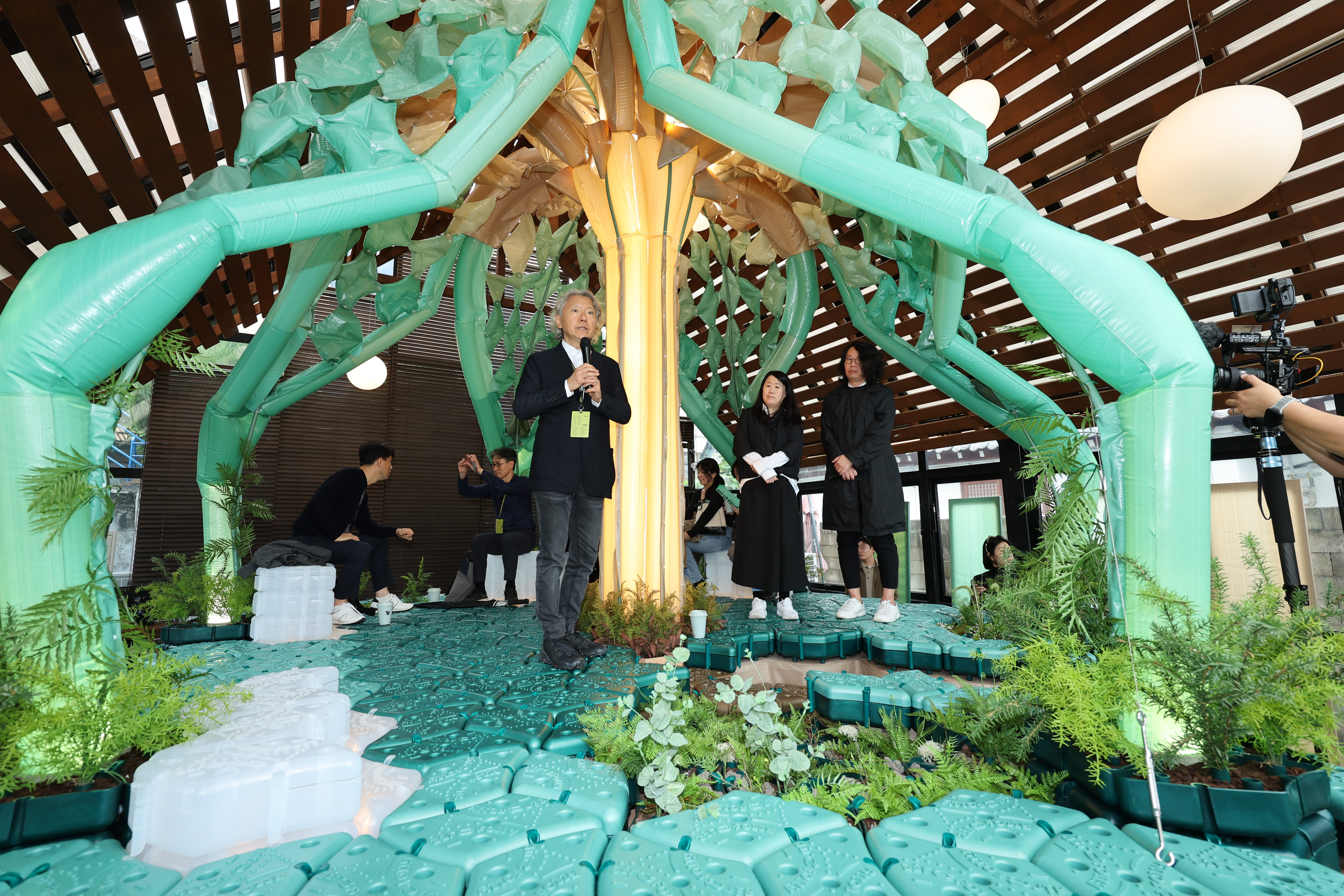 콩집에 설치된 제5차 광주폴리 에어 폴리를 설명하는 배형민 총감독.jpg