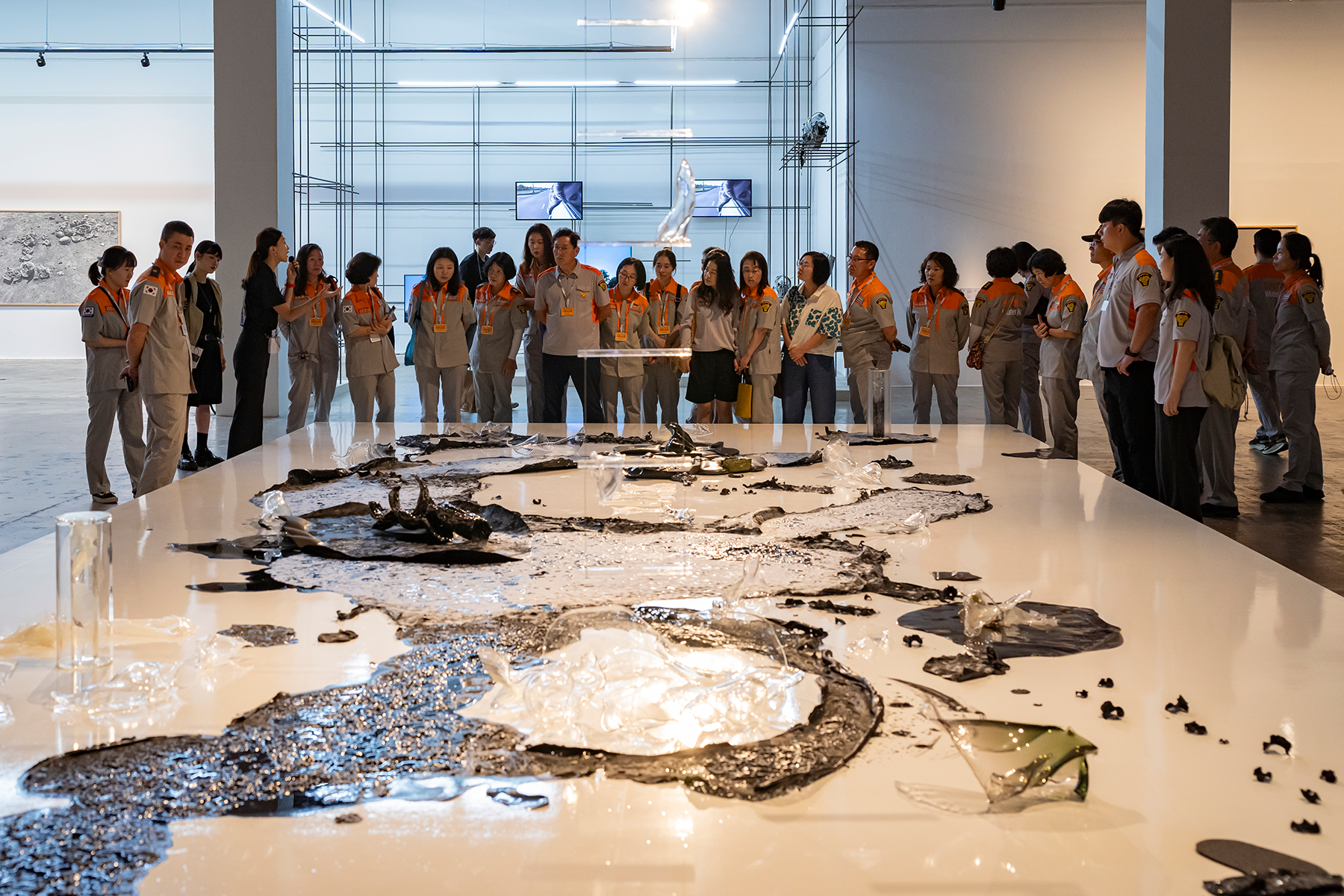 프랭크 스컬티(3전시실) 작품을 감상하는 관람객 모습(241008140950).png