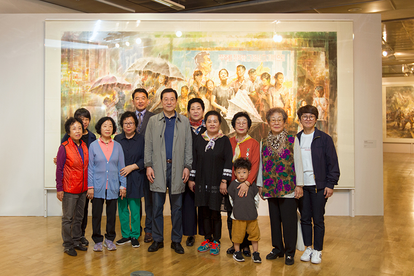 이용섭 광주광역시장과 오월어머니회 20여 명이 창조원 6관에서 북한미술을 본 뒤 사진 촬영.jpg